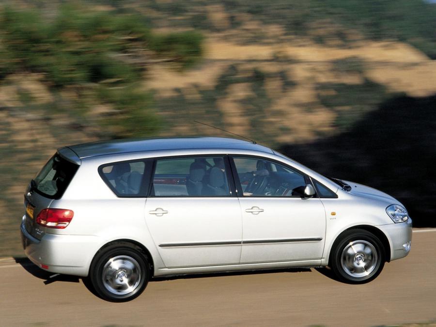  Toyota Avensis Verso 2001 года  (фото 3 из 18)
